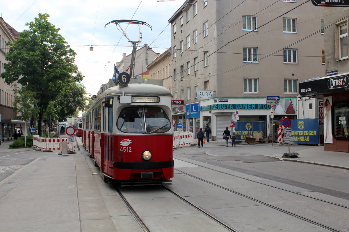 Wien Wiener Linien SL 6 (E1 4512 + c3 1261) X, Favoriten, Quellenstraße am Morgen des 12. Mai 2017. - Auf dem Zielschild des Triebwagens stand noch  Burggasse / Stadthalle ... , aber unterwegs wurde - wegen großer Verspätungen - das Ziel geändert, und der Zug wurde zum ÖBB-Bahnhof Meidling umgeleitet. 