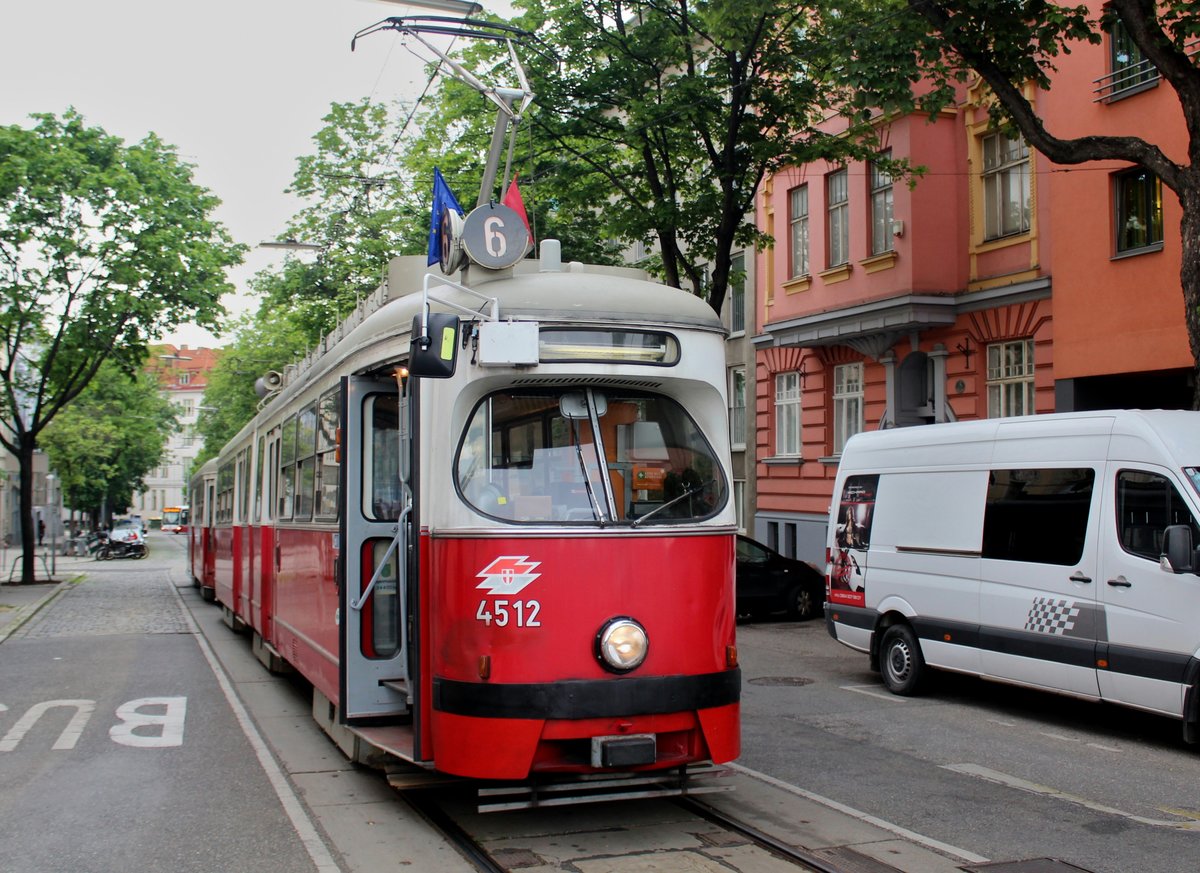 Wien Wiener Linien SL 6: Ein wegen Verspätungen umgeleiteter Zug bestehend aus dem Tw E1 4512 und dem Bw c3 1261 hält am Morgen des 12. Mai 2017 in der Dörfelstraße (XII, Meidling).