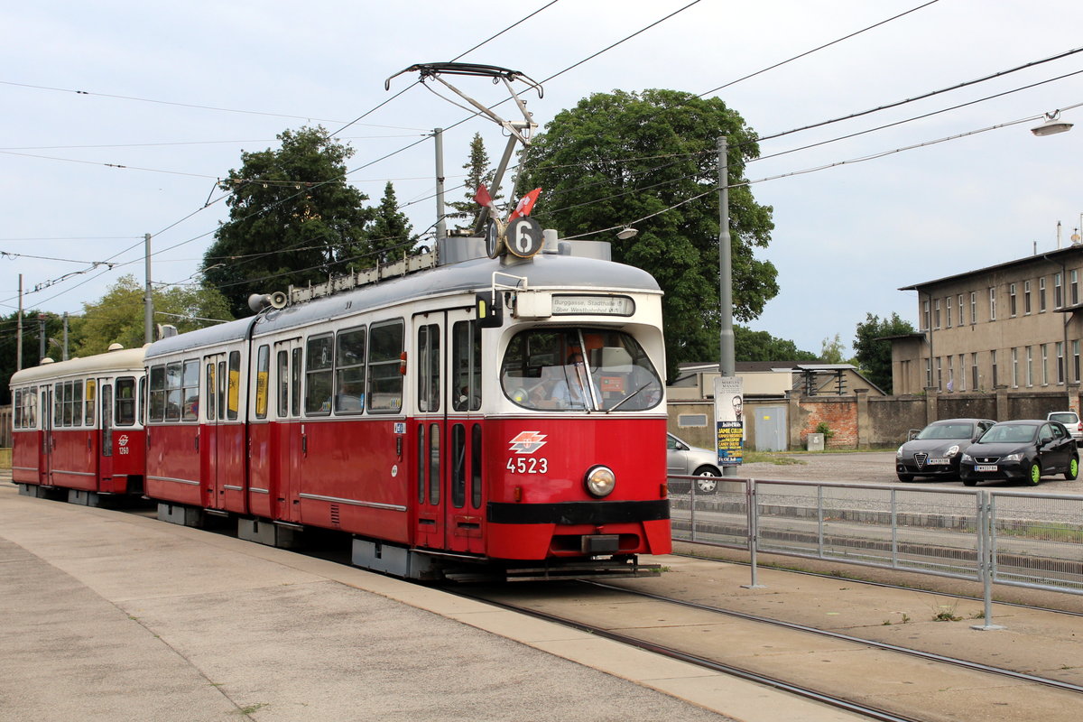Wien Wiener Linien SL 6 (E1 4523 + c3 1260) XI, Simmering, Simmeringer Hauptstraße / Zentralfriedhof 2. Tor am 30. Juni 2017.