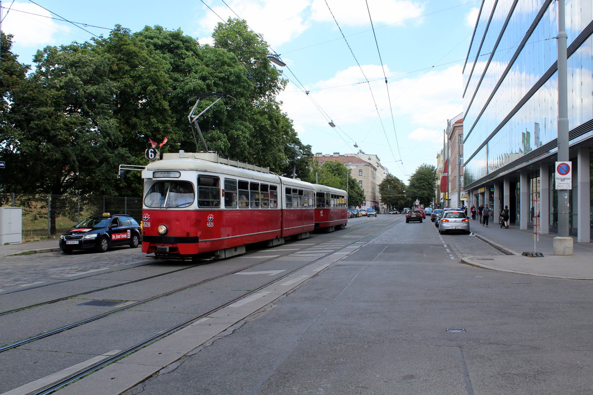 Wien Wiener Linien SL 6 (E1 4528 + c4 1306) X, Favoriten, Quellenstraße / Laimäckergasse am 26. Juni 2017.