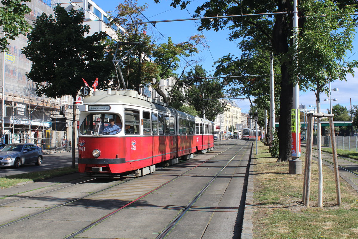 Wien Wiener Linien SL 6 (E1 4521 + c3 1267) Neubaugürtel am 30. Juni 2017. - Am 30. Juni 2017, dem Tag der planmäßig letzten Kurse mit c3-Beiwagen, habe ich die Beiwagen 1222, 1260 und 1267, alle 1961 von den Lohner-Werken in Wien-Floridsdorf hergestellt, in Betrieb
gesehen. - Der Triebwagen E1 wurde 1973, auch von den Lohner-Werken, hergestellt.