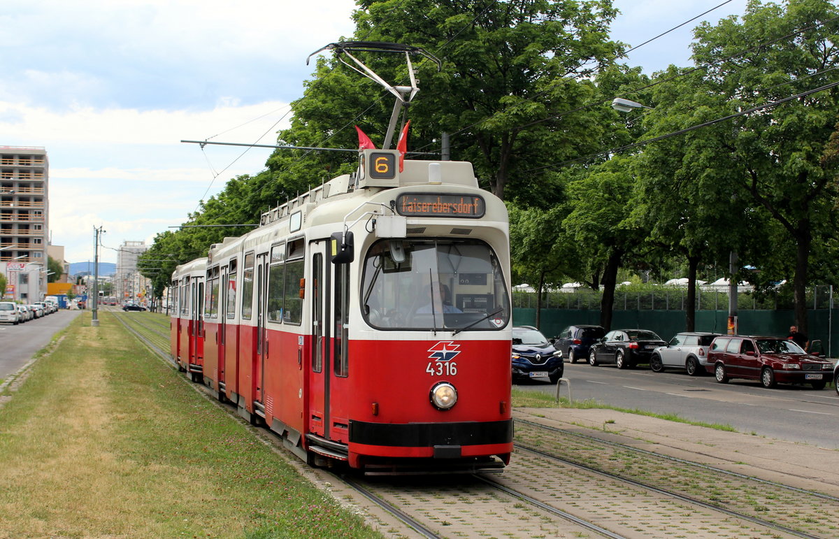 Wien Wiener Linien SL 6 (E2 4316 + c5) XI, Simmering, Simmeringer Hauptstraße / Weißenböckstraße am 30. Juni 2017.