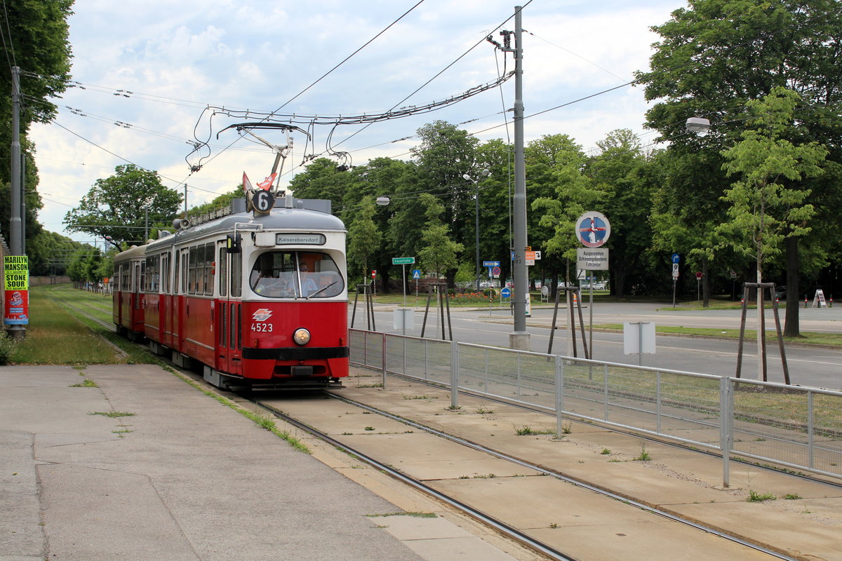 Wien Wiener Linien SL 6 (E1 4523 + c3 1260) XI, Simmering, Simmeringer Hauptstraße / Zentralfriedhof 2. Tor am 30. Juni 2017.