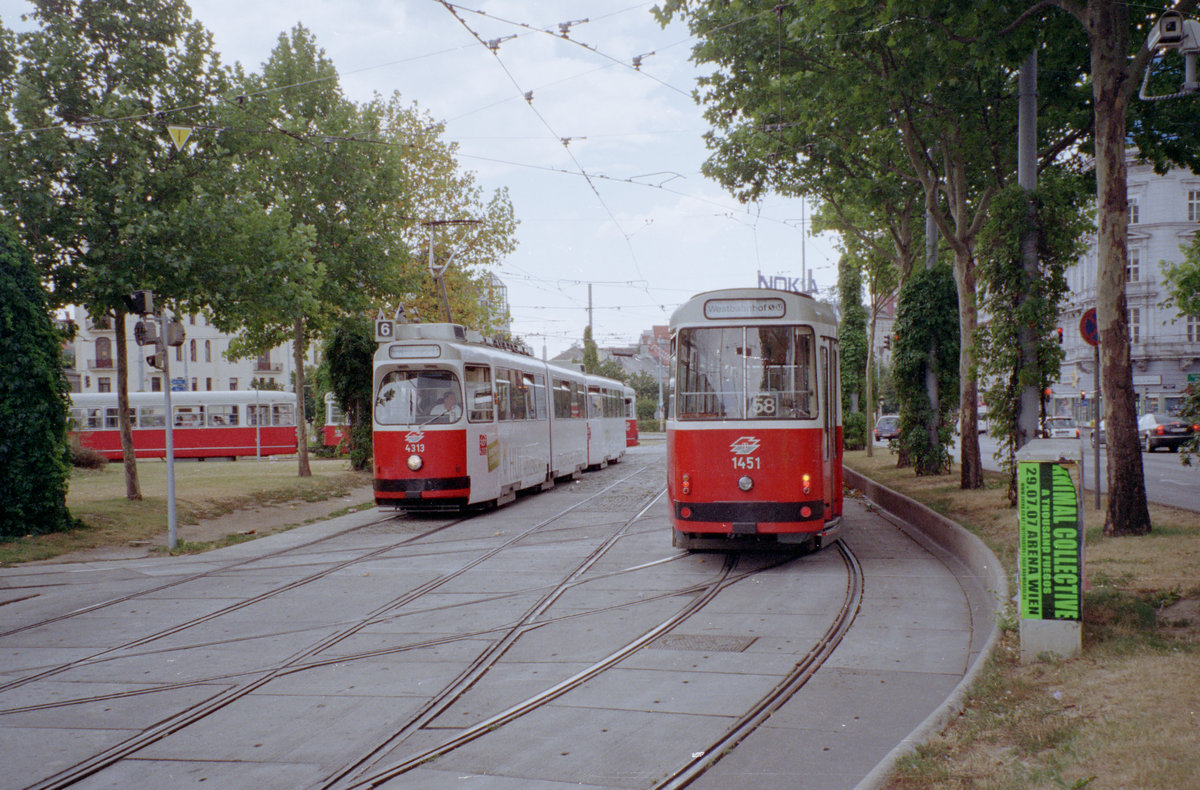 Wien Wiener Linien SL 6 (E2 4313 + c5) / SL 58 (c5 1451 (+ E2 4068)) Neubaugürtel / Europaplatz / Mariahilfer Straße am 25. Juli 2007. - Scan von einem Farbnegativ. Film: Agfa Vista 200. Kamera: Leica C2. 