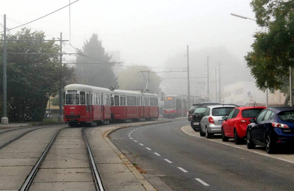 Wien Wiener Linien SL 6 (c4 1305 + E1 4528) XI, Simmering, Kaiserebersdorf, Pantucekgasse / Am Schulweg am 16. Oktober 2017.