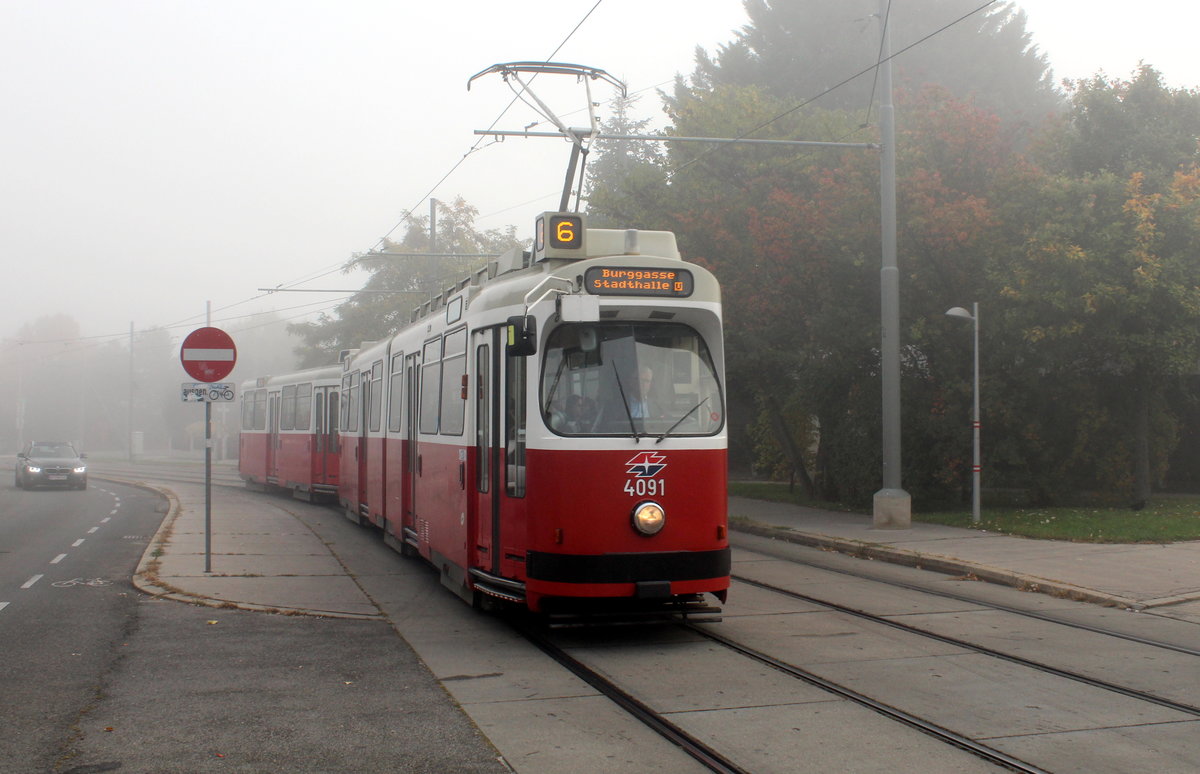 Wien Wiener Linien SL 6 (E2 4091 + c5 1491) XI, Simmering, Kaiserebersdorf, Pantucekgasse / Am Schulweg am 16. Oktober 2017.