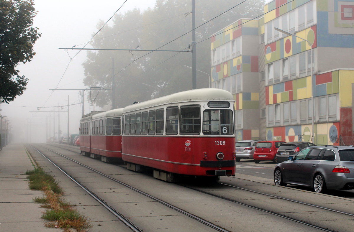 Wien Wiener Linien SL 6 (c4 1308 + E1 4524) XI, Simmering, Kaiserebersdorf, Pantucekgasse am 16. Oktober 2017.