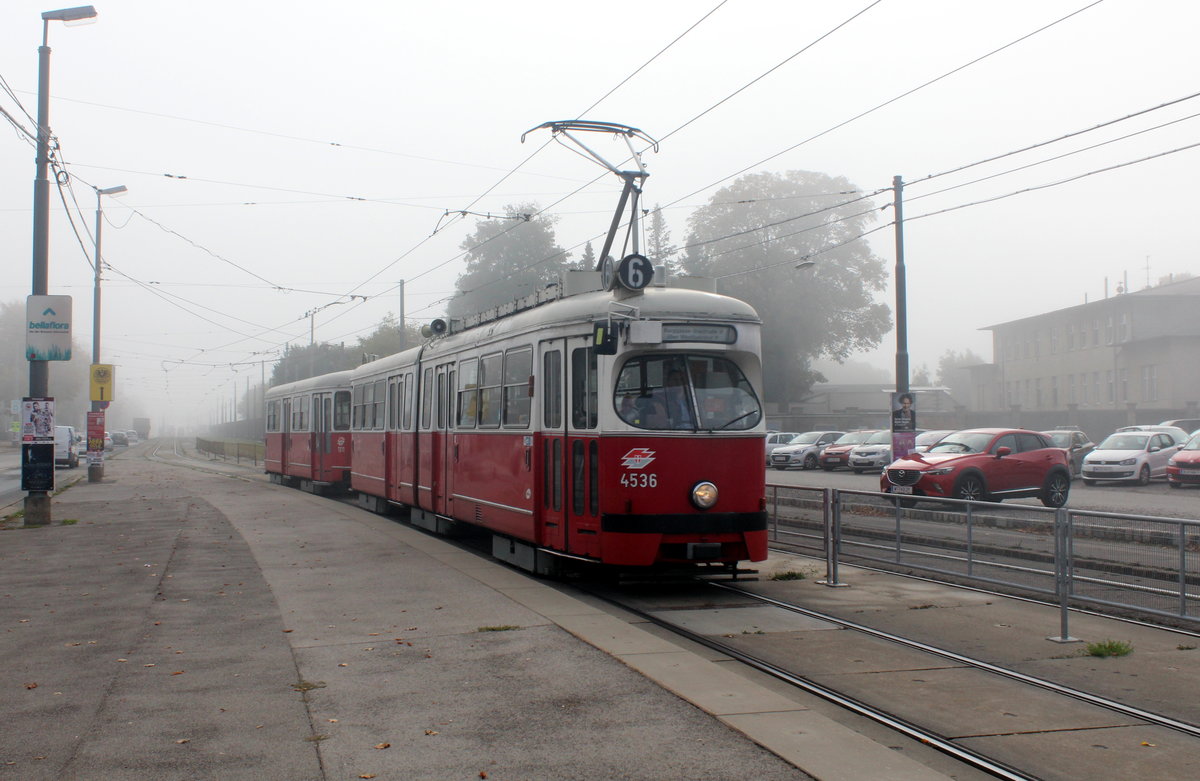 Wien Wiener Linien SL 6 (E1 4536 + c4 1311) XI, Simmering, Simmeringer Haupstraße / Zentralfriedhof 2. Tor am 16. Oktober 2017.