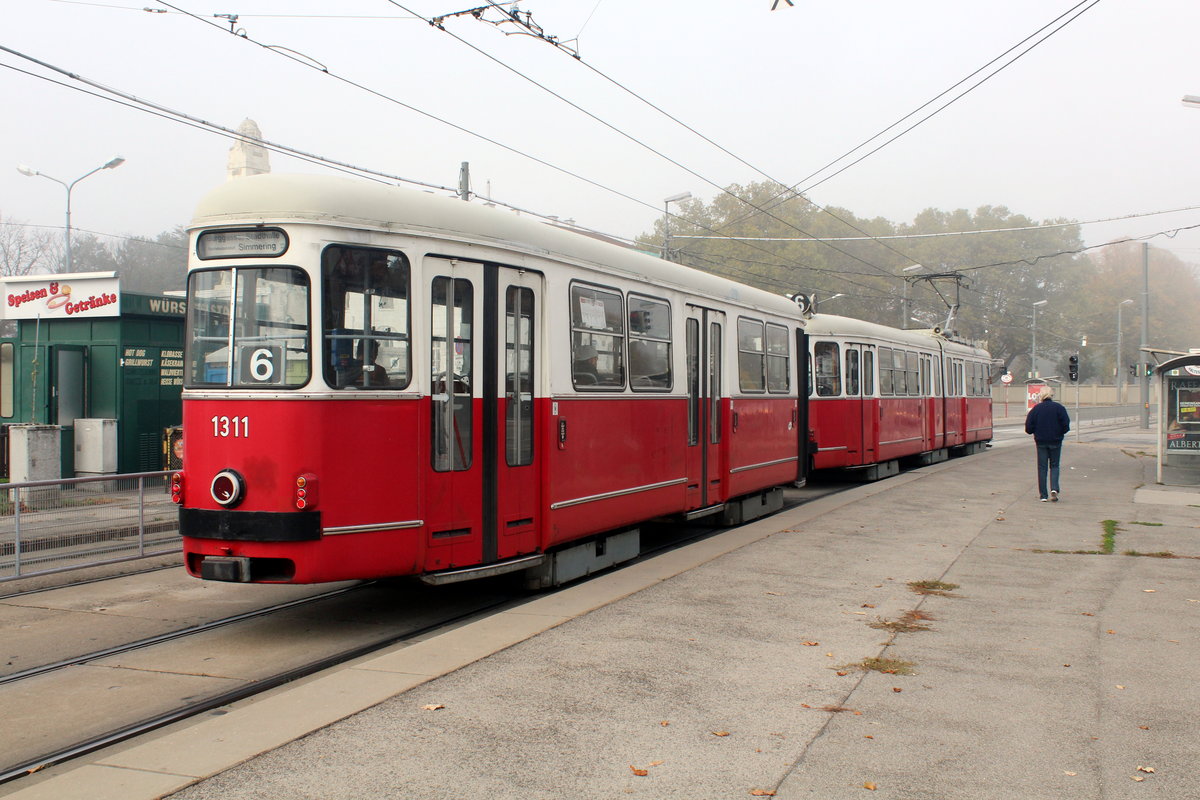 Wien Wiener Linien SL 6 (c4 1311 + E1 4536) XI, Simmering, Simmeringer Hauptstraße / Zentralfriedhof 2. Tor am 16. Oktober 2017.