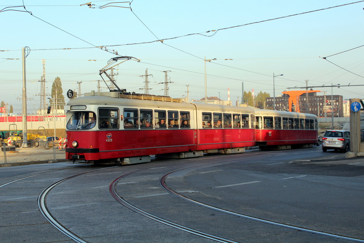 Wien Wiener Linien SL 6 (E1 4509 + c4 1301) X, Favoriten, Gudrunstraße / Absberggasse am 19. Oktober 2017.