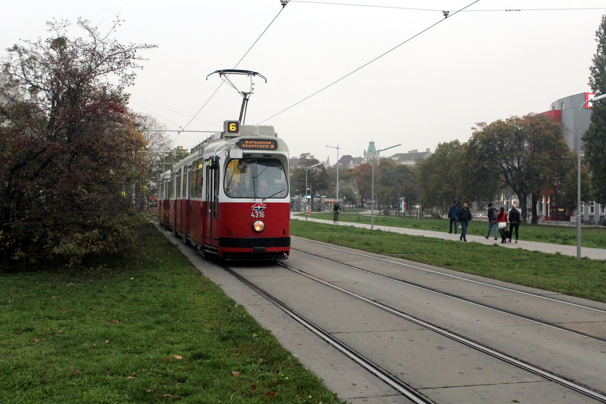 Wien Wiener Linien SL 6 (E2 4316) VI, Mariahilf, Linke Wienzeile am 20. Oktober 2017.