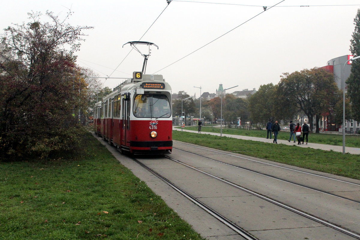 Wien Wiener Linien SL 6 (E2 4316) VI, Mariahilf, Linke Wienzeile am 20. Oktober 2017.