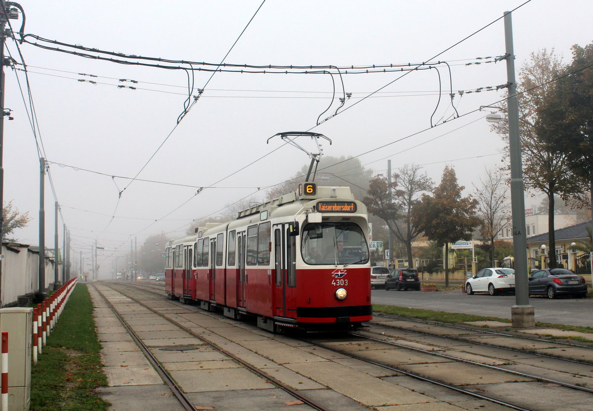 Wien Wiener Linien SL 6 (E2 4303 + c5 15xx) XI, Simmering, Simmeringer Hauptstraße am 16. Oktober 2017.
