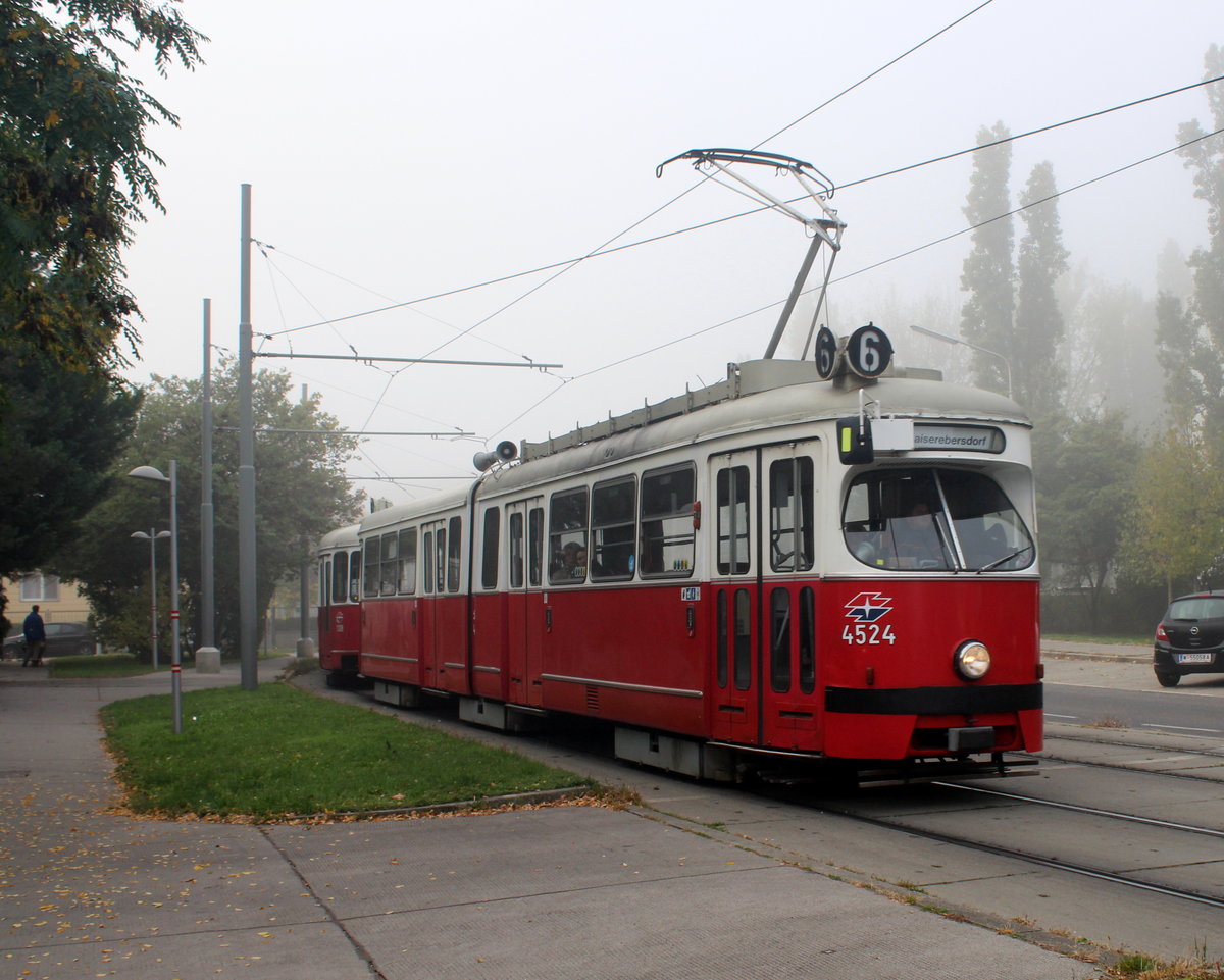 Wien Wiener Linien SL 6 (E1 4524 + c4 1308) XI, Simmering, Kaiserebersdorf, Pantucekgasse am 16. Oktober 2017.