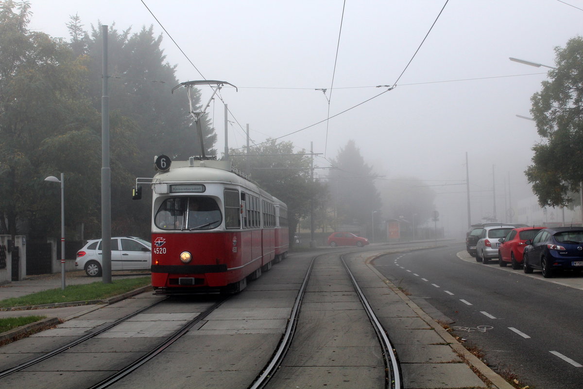 Wien Wiener Linien SL 6 (E1 4520 + c4 1310) XI, Simmering, Kaiserebersdorf, Pantucekgasse am 16. Oktober 2017.