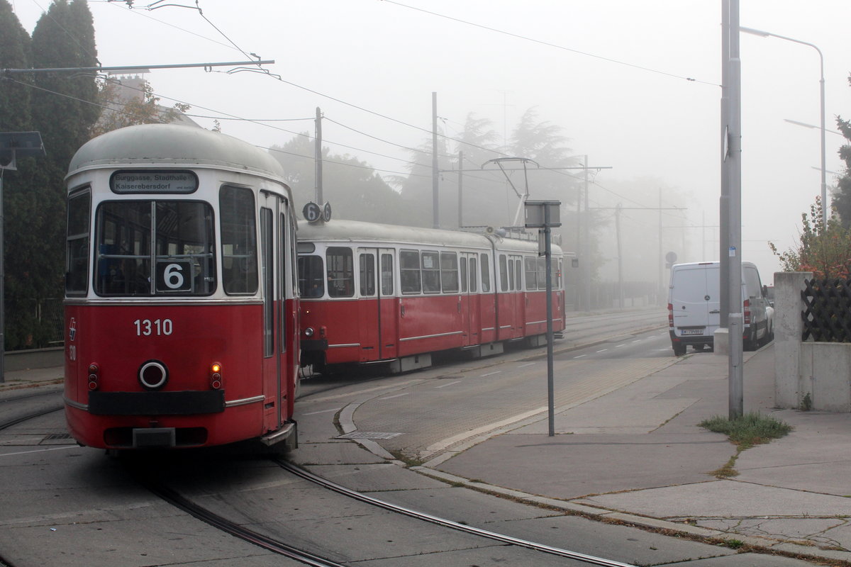 Wien Wiener Linien SL 6 (c4 1310 + E1 4520) XI, Simmering, Kaiserebersdorf, Ecke Pantucekgasse / Lichnovskygasse am 16. Oktober 2016.