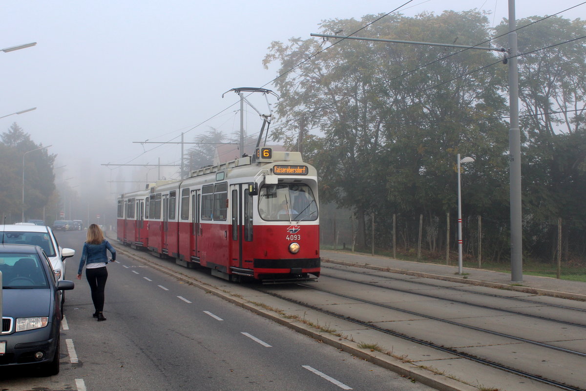Wien Wiener Linien SL 6 (E2 4093 + c5 1493) XI, Simmering, Kaiserebersdorf, Lichnovskygasse am 16. Oktober 2017.