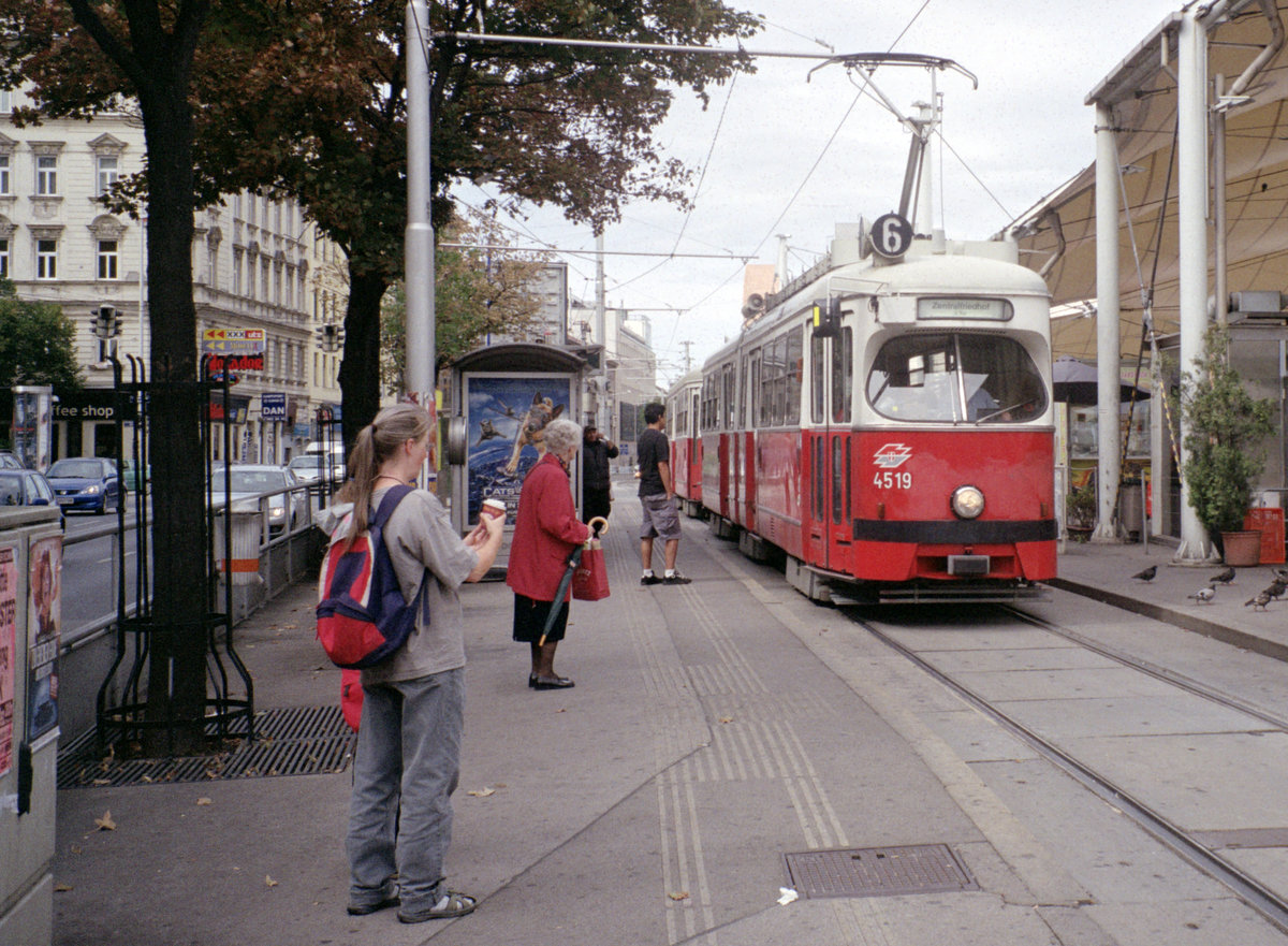 Wien Wiener Linien SL 6 (E1 4519 + c3 1273) Neubaugürtel (Hst. Urban-Loritz-Platz) am 6. August 2010. - Scan eines Farbnegativs. Film: Fuji S-200. Kamera: Leica C2.