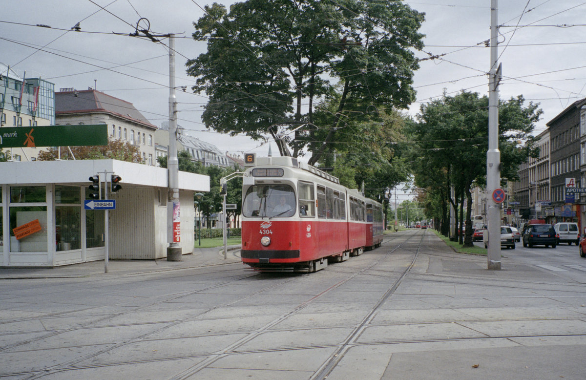 Wien Wiener Linien SL 6 (E2 4304) Neubaugürtel / Märzstraße am 6. August 2010. - Scan eines Farbnegativs. Film: Fuji S-200. Kamera: Leica C2.