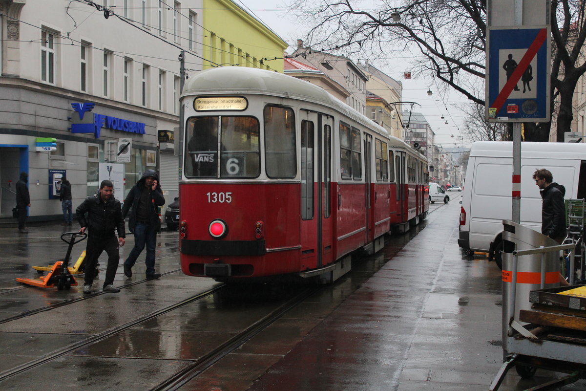 Wien Wiener Linien SL 6 (c4 1305 + E1 4509) X, Favoriten, Quellenstraße / Leibnizgasse am 16. März 2018.