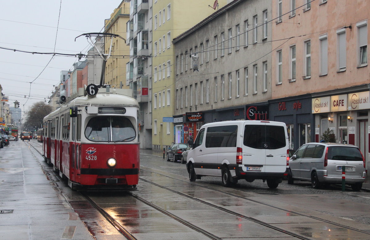 Wien Wiener Linien SL 6 (E1 4528 + c4 1307) X, Favoriten, Quellenstraße am 16. März 2018.