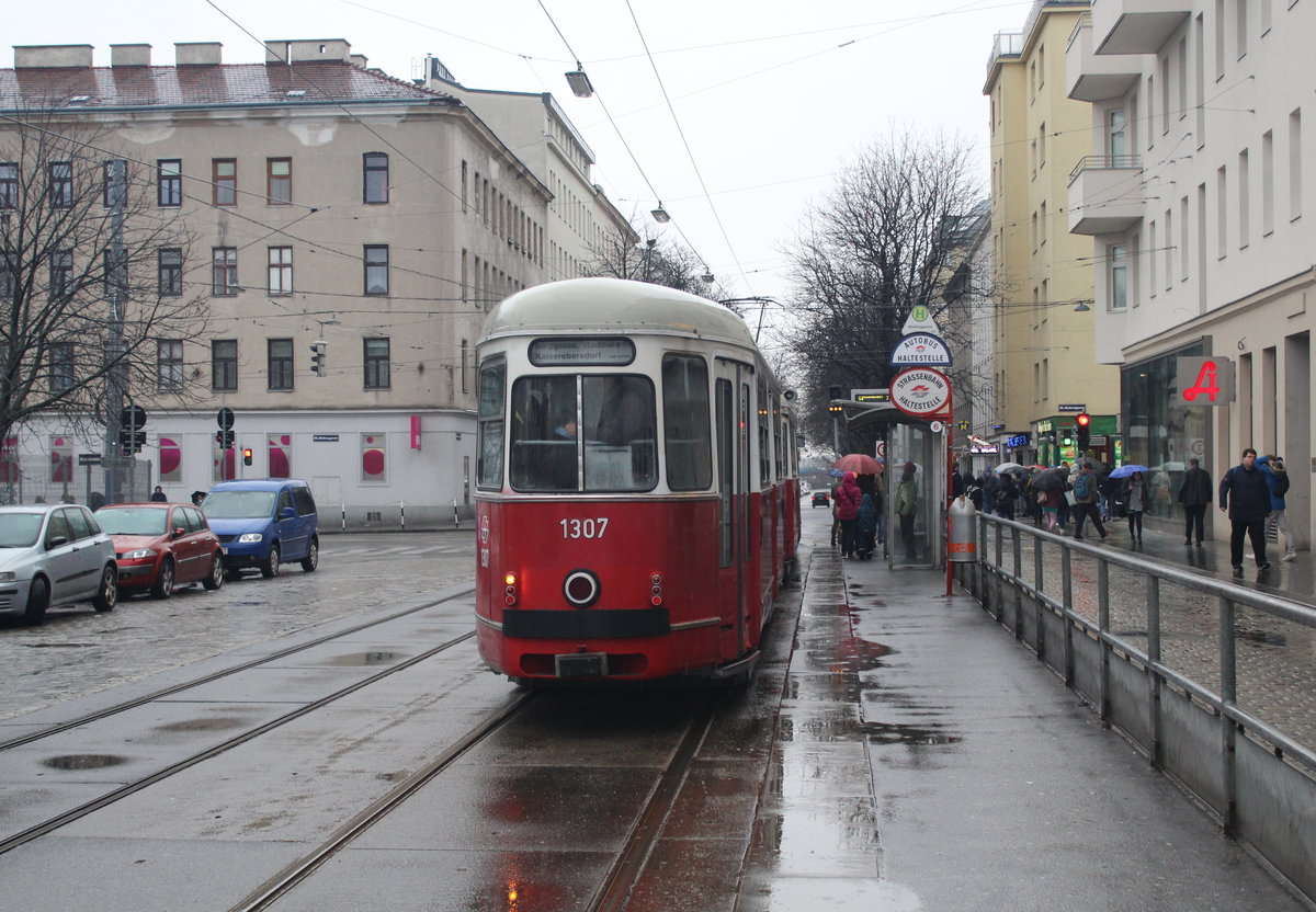 Wien Wiener Linien SL 6 (c4 1307 + E1 4528) X, Favoriten, Quellenstraße (Hst. Absberggasse) am 16. März 2018.