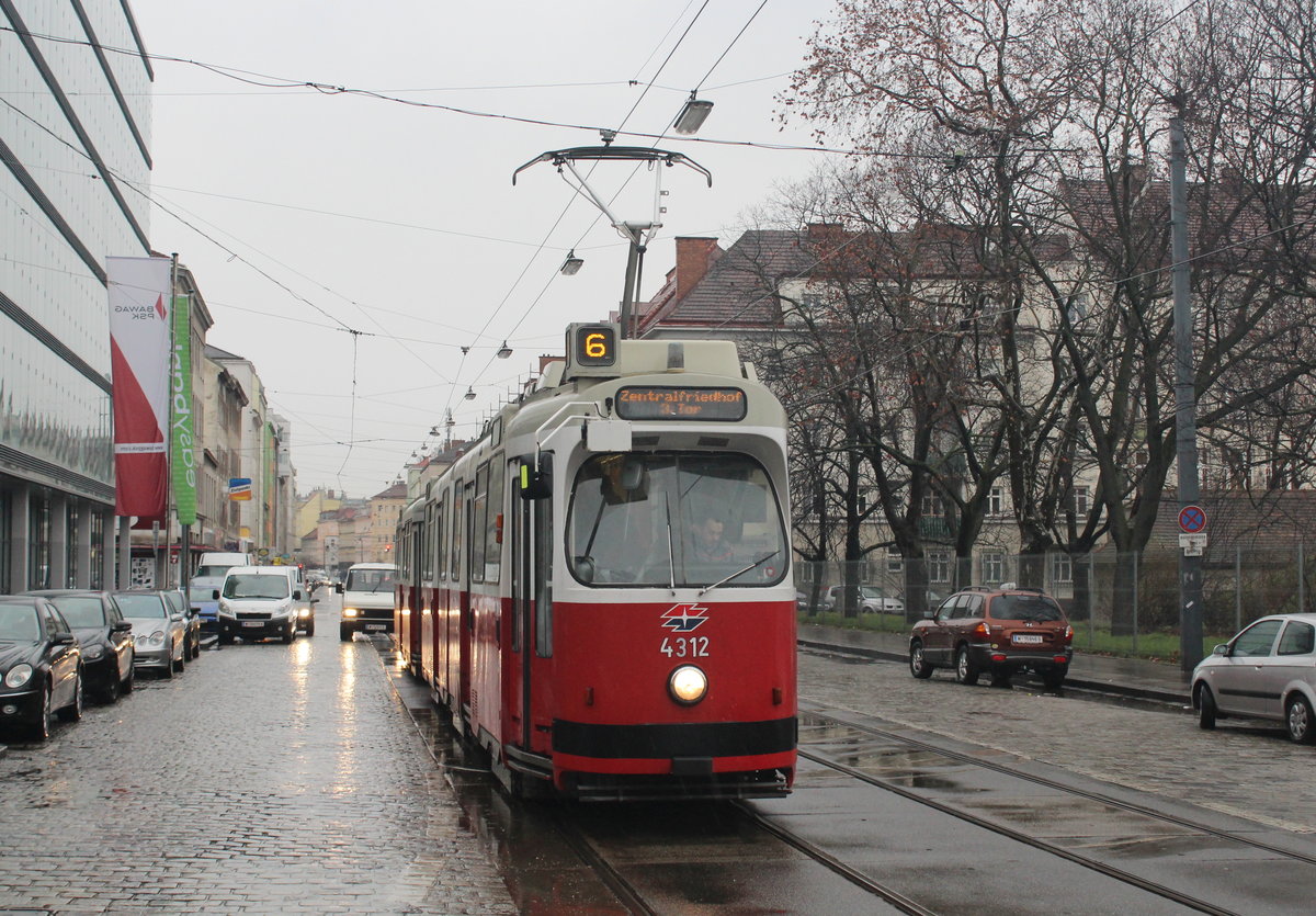 Wien Wiener Linien SL 6 (E2 4312 + c5 1512) X, Favoriten, Quellenstraße am 16. März 2018.