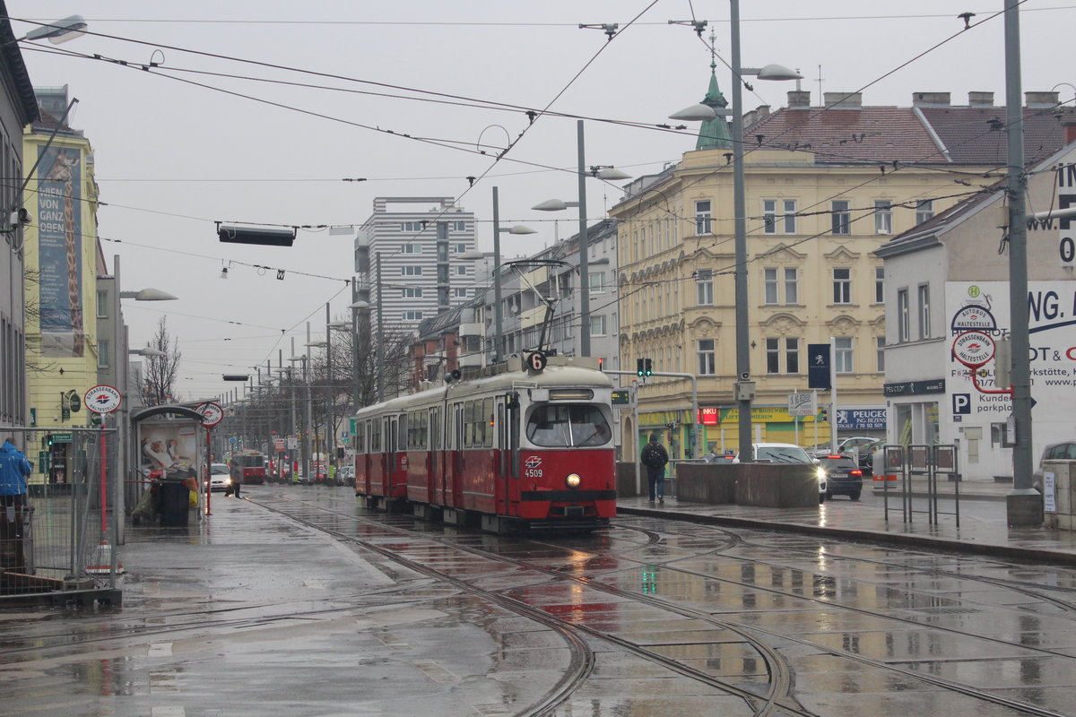 Wien Wiener Linien SL 6 (E1 4509 + c5 1305) XI, Simmering, Simmeringer Hauptstraße / Straßenbahnbetriebsbahnhof Simmering (Hst. Fickeyssstraße) am 16. März 2018. - Der Zug war auf einem Morgen-HVZ-Kurs gefahren und endete jetzt seine Fahrt am Bahnhof Simmering.