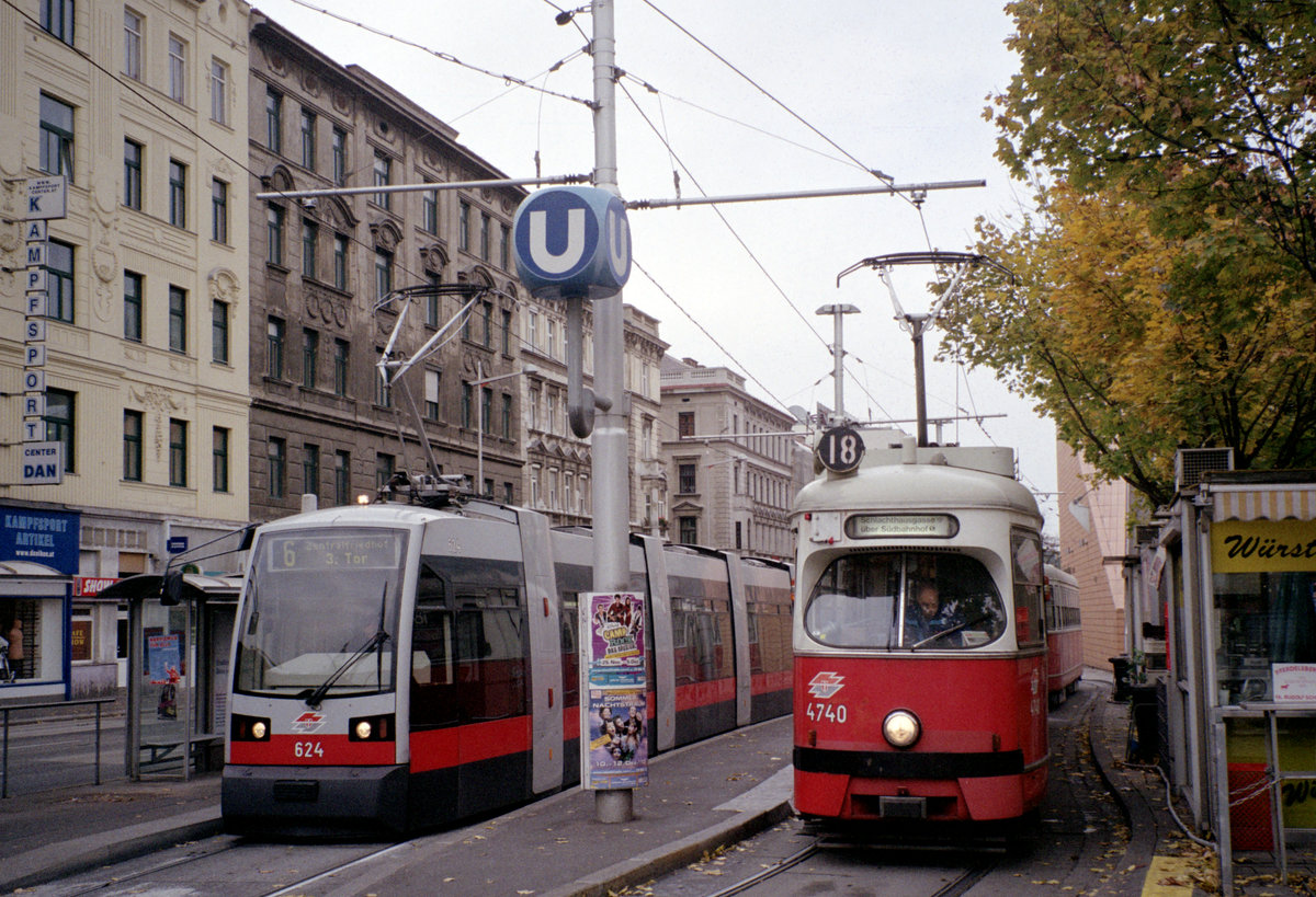 Wien Wiener Linien SL 6 (B 624) / SL 18 (E1 4740 + c3 1124) Neubaugürtel / Hütteldorfer Straße (Endst. Burggasse / Stadthalle (Einstieg)) am 20. Oktober 2010. - Scan eines Farbnegativs. Film: Fuji S-200. Kamera: Leica C2. 