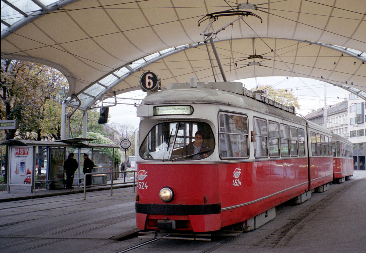 Wien Wiener Linien SL 6 (E1 4524 + c3 1261) Neubaugürtel / Urban-Lorits-Platz (Hst. Urban-Loritz-Platz) am 20. Oktober 2010. - Scan eines Farbnegativs. Film: Fuji S-200. Kamera: Leica C2.