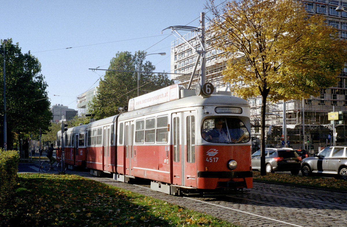 Wien Wiener Linien SL 6 (E1 4517 + c3 1269) Neubaugürtel / Felberstraße am 22. Oktober 2010. - Scan eines Farbnegativs. Film: Kodak Advantix 200-2. Kamera: Leica C2.