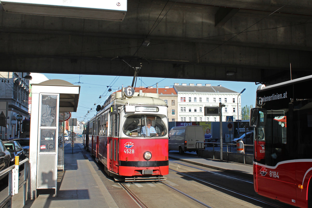 Wien Wiener Linien SL 6 (E1 4528 + c4 1307) XI, Simmering, Geiselbergstraße (Hst. Geiereckstraße) am 20. April 2018.