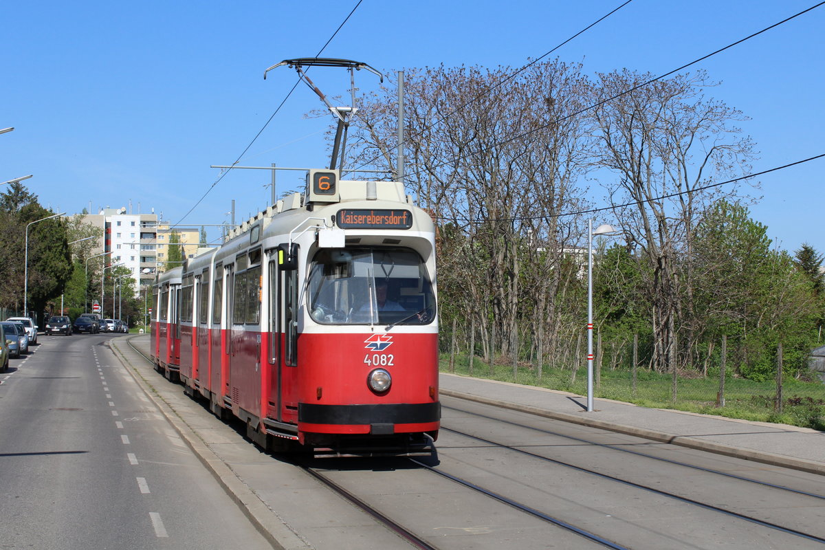 Wien Wiener Linien SL 6 (E2 4082) XI, Simmering, Kaiserebersdorf, Lichnovskygasse am 20. April 2018.