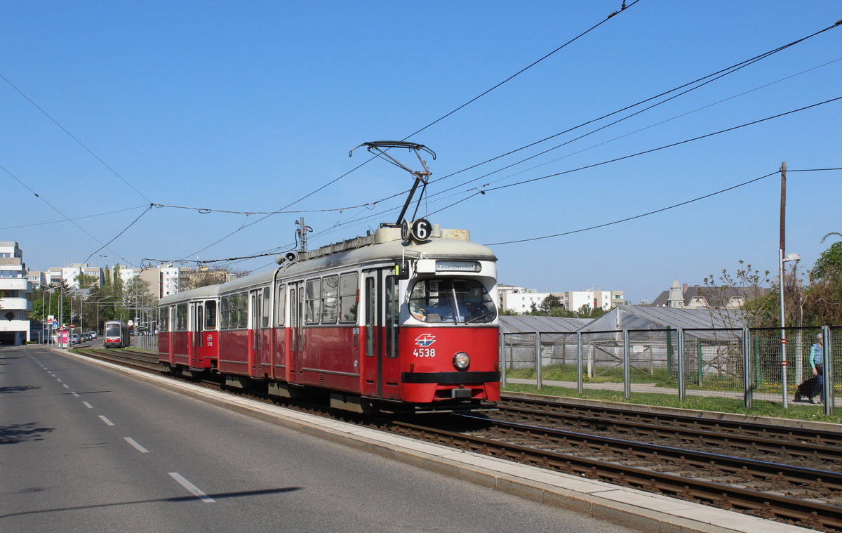 Wien Wiener Linien SL 6 (E1 4538 + c4 1310) XI, Simmering, Kaiserebersdorf, Leberberg, Svetelskystraße am 20. April 2018.