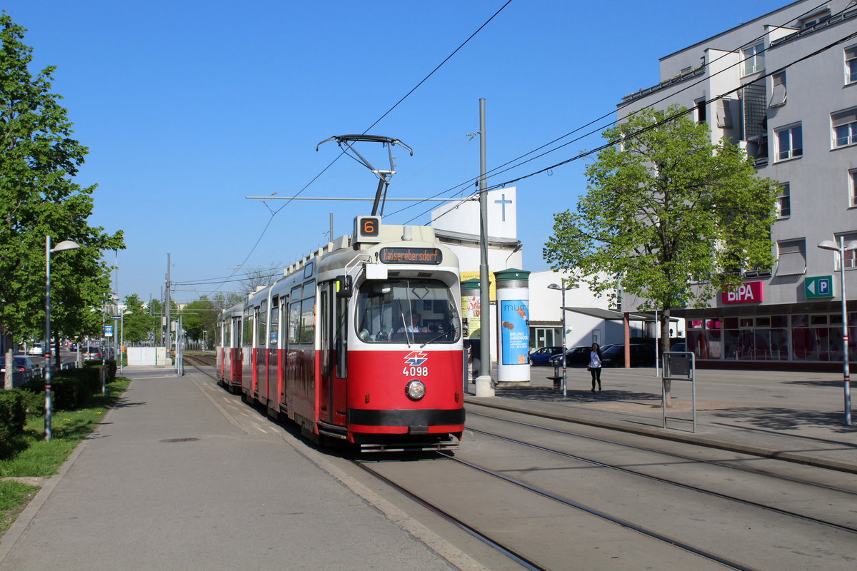 Wien Wiener Linien SL 6 (E2 4098) XI, Simmering, Kaiserebersdorf, Svetelskystraße am 20. April 2018.