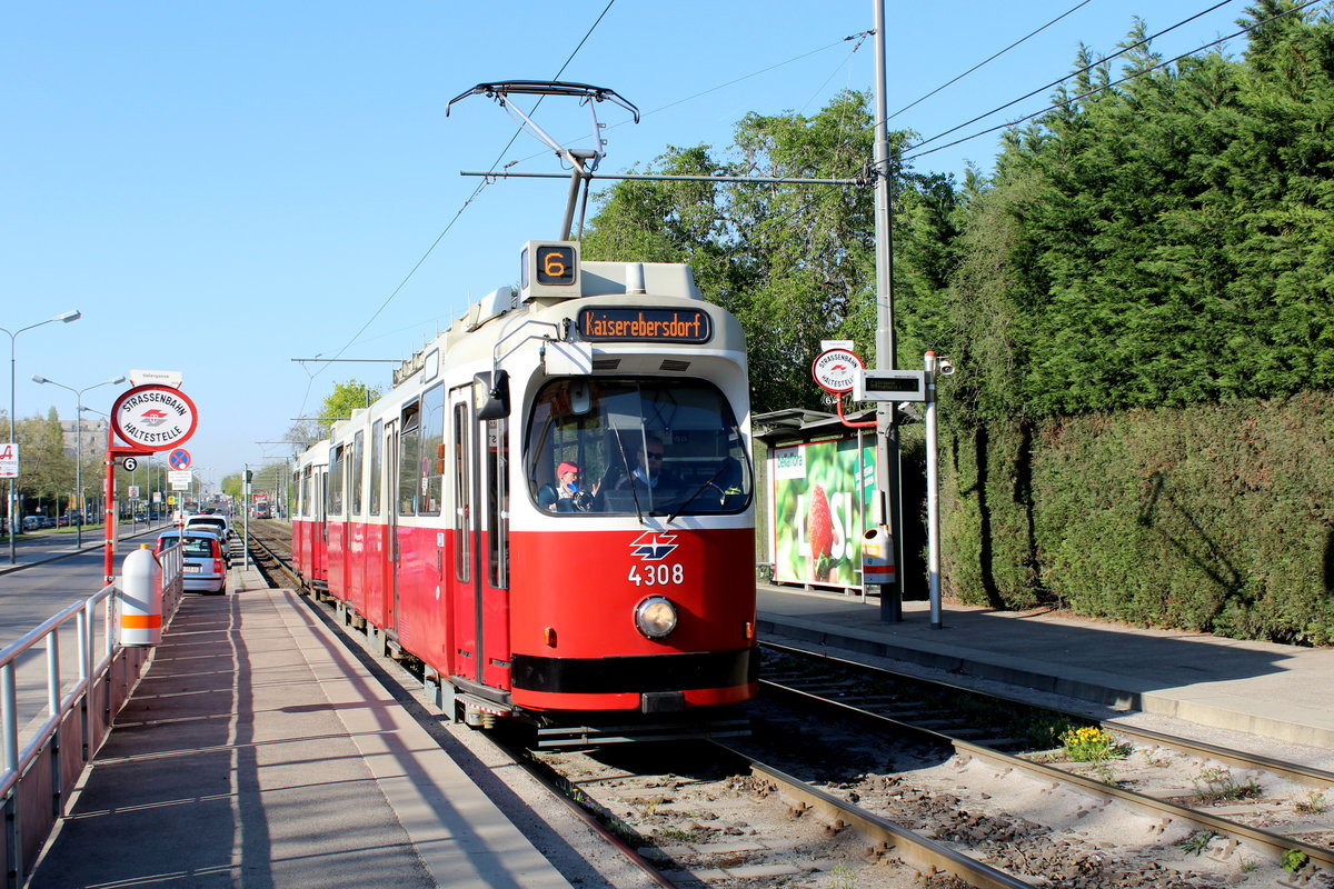 Wien Wiener Linien SL 6 (E2 4308) XI, Simmering, Kaiserebersdorf, Etrichstraße (Hst. Valiergasse) am 20. April 2018.