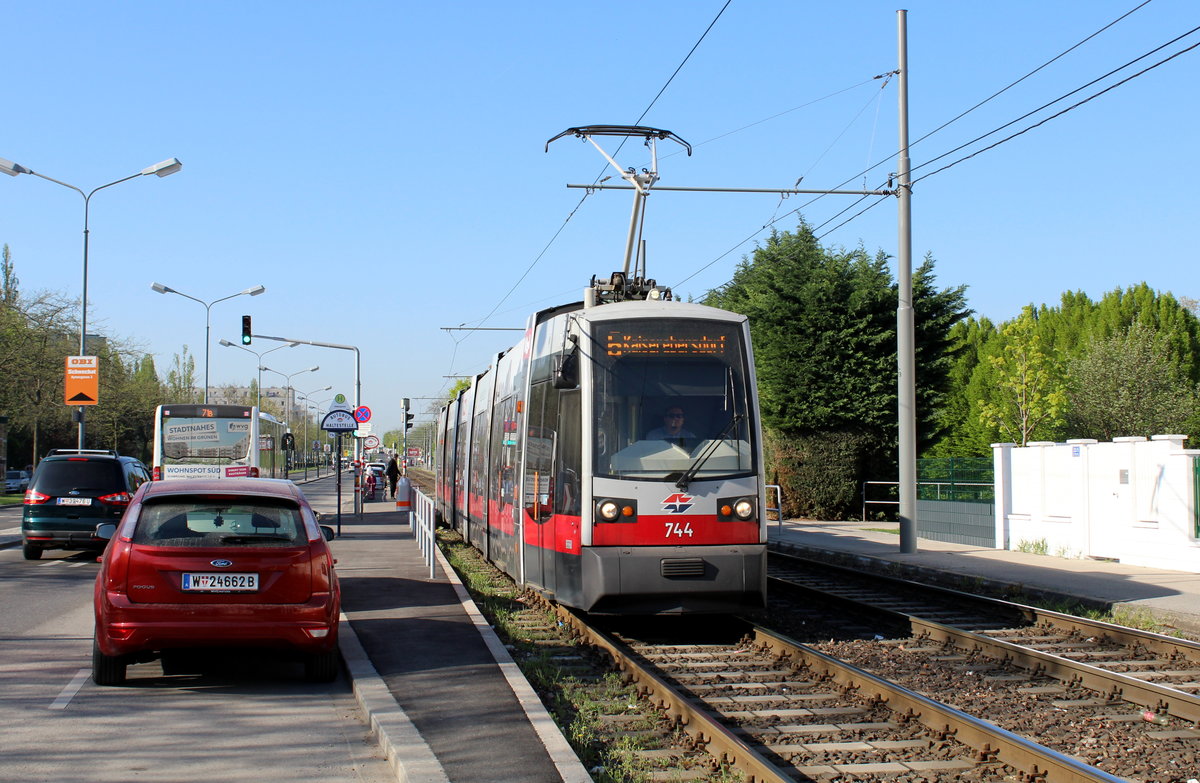 Wien Wiener Linien SL 6 (B1 744) XI, Simmering, Kaiserebersdorf, Etrichstraße / Valiergasse am 20. April 2018.
