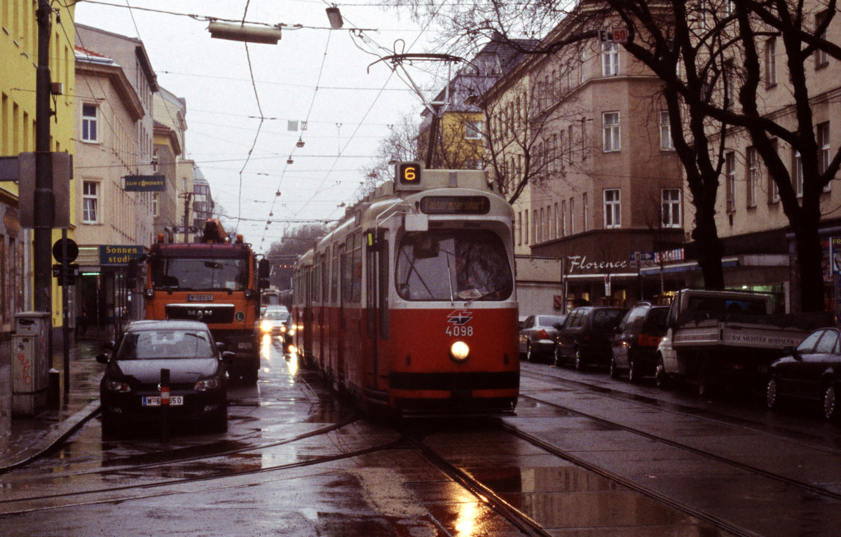 Wien Wiener Linien SL 6 (E2 4098) X, Favoriten, Quellenstraße / Leibnizgasse im Februar 2016. - Scan eines Diapositivs. Film: Fuji RXP. Kamera: Konica FS-1.