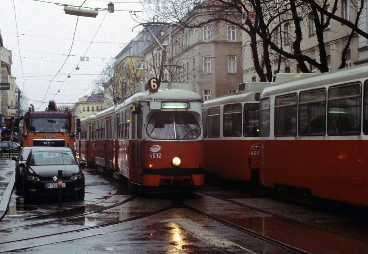 Wien Wiener Linien SL 6 (E1 4512) X, Favoriten, Quellenstraße / Leibnizgasse im Februar 2016. - Scan eines Diapositivs. Film: Fuji RXP. Kamera: Konica FS-1.