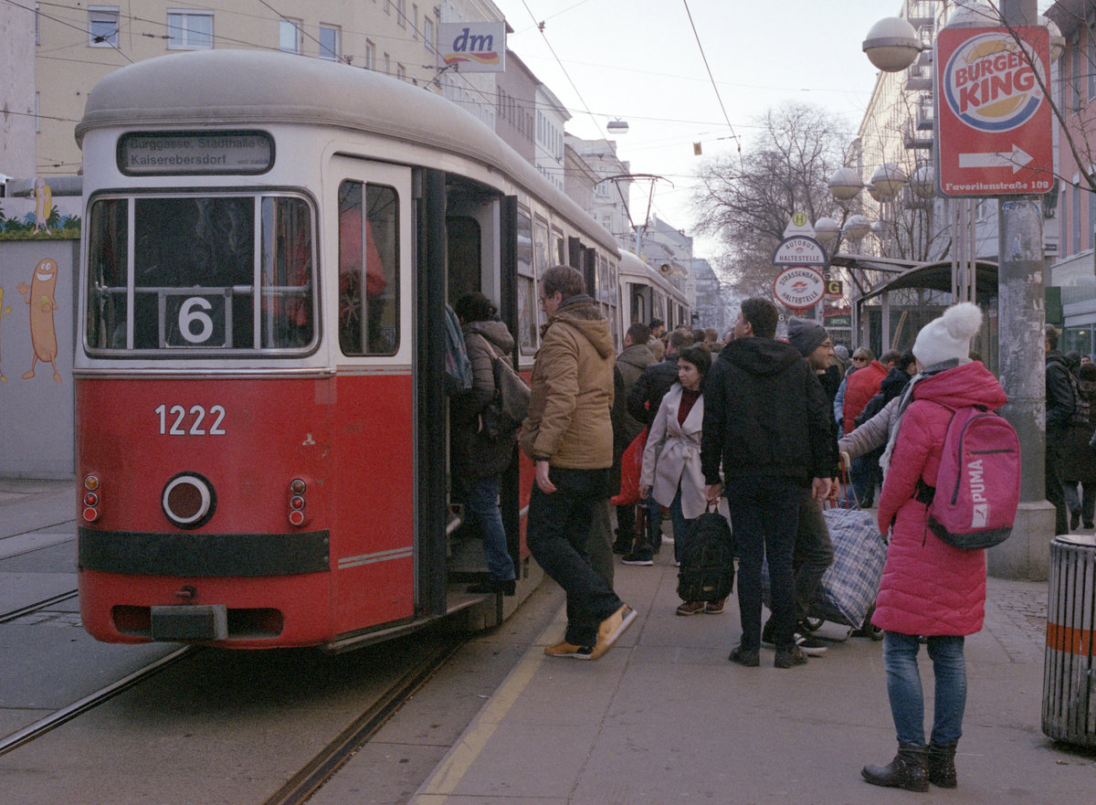Wien Wiener Linien SL 6 (c3 1222 + E1 4519) X, Favoriten, Quellenstraße (Hst. Quellenstraße / Favoritenstraße) im Februar 2017. - Scan eines Farbnegativs. Film: Fuji S-400. Kamera: Konica FS-1.
