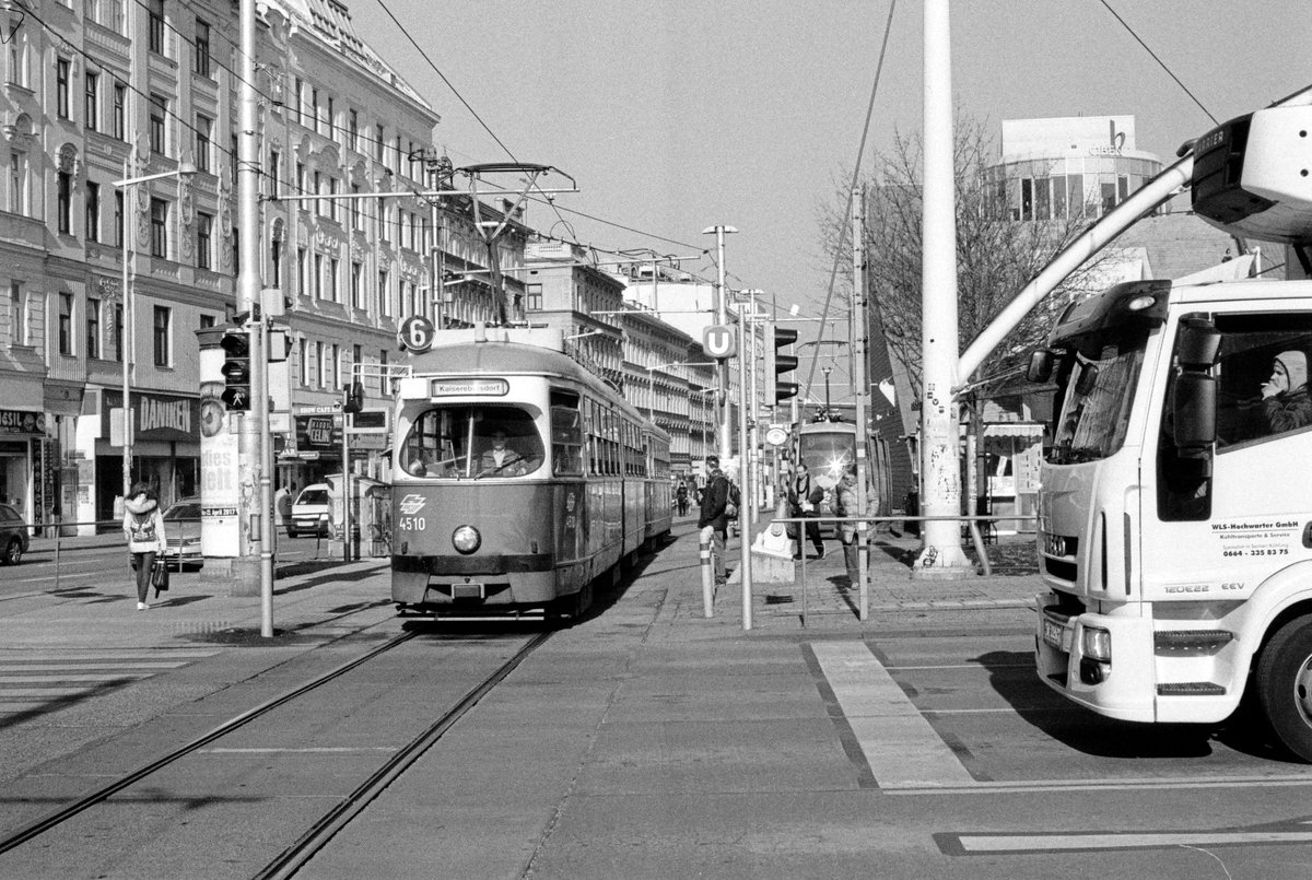 Wien Wiener Linien SL 6 (E1 4510) XV, Rudolfsheim-Fünfhaus / VII, Neubau, Neubaugürtel / Hütteldorfer Straße / Urban-Loritz-Platz im Februar 2017. - Scan eines S/W-Negativs. Film: Ilford HP5 Plus. Kamera: Konica FS-1.