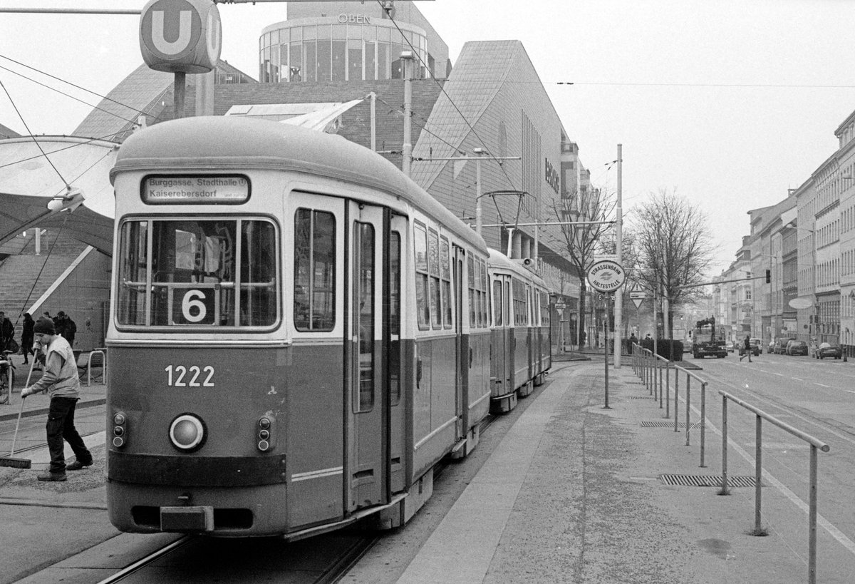 Wien Wiener Linien SL 6 (c3 1222 + E1 4519) VII, Neubau, Neubaugürtel / Urban-Loritz-Platz (Endstation Burggasse / Stadthalle - Ausstieg) im Februar 2017. - Die Hauptbibliothek der Stadt Wien sieht man hinter der Straßenbahn. - Scan eines S/W-Negativs. Film: Ilford HP5 Plus. Kamera: Konica FS-1.