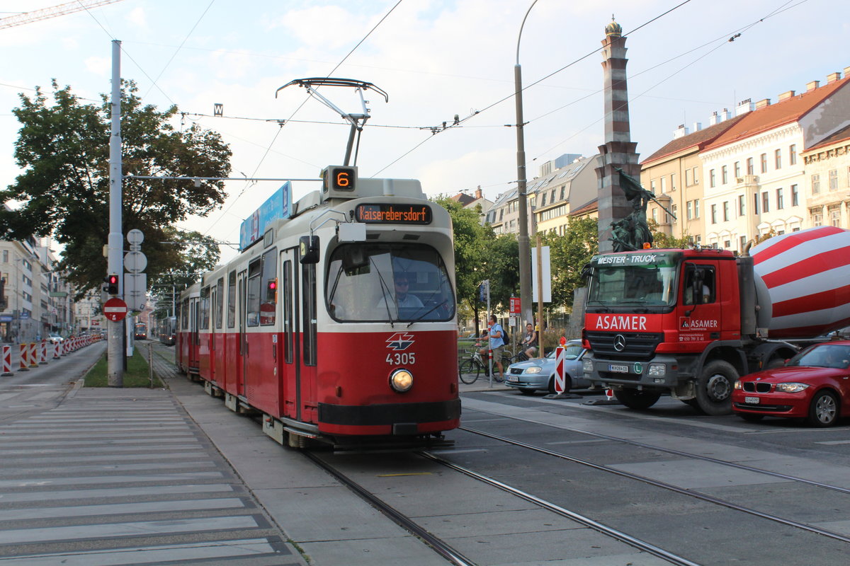 Wien Wiener Linien SL 6 (E2 4305 (Bombardier-Rotax 1978)) XV, Rudolfsheim-Fünfhaus, Neubaugürtel / Felberstraße am 30. Juli 2018.