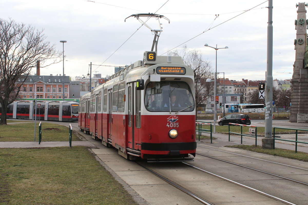 Wien Wiener Linien SL 6 (E2 4085 (SGP 1988)) VI, Mariahilf, Gumpendorfer Gürtel / Linke Wienzeile am 12. Feber / Februar 2019.