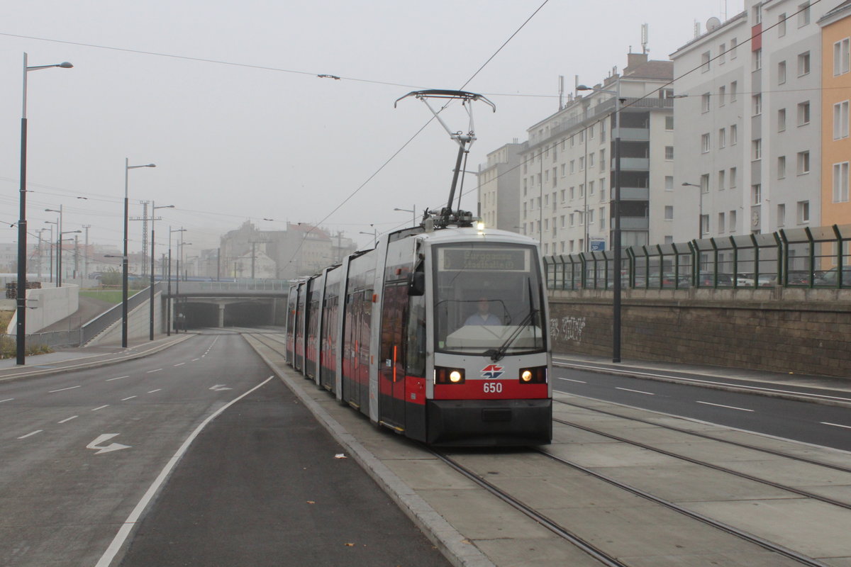 Wien Wiener Linien SL 6 (ULF B 650) X, Favoriten, Gudrunstraße / Absberggasse am 19. Oktober 2019. 