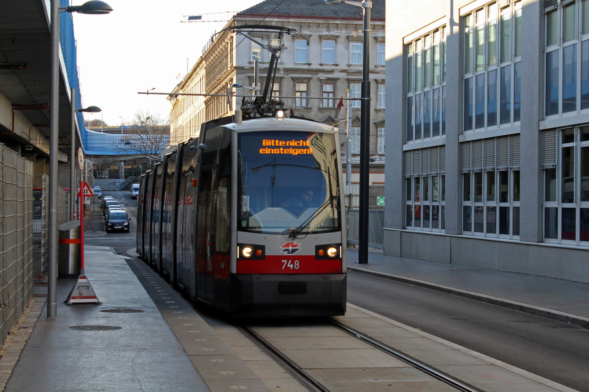 Wien Wiener Linien SL 6 (B1 748) XI, Simmering, Geiereckstraße am 30. November 2019. - Der ULF B1 748 hat eben die neue Endhaltestelle in der Geiereckstraße erreicht. Hier endet der 6er nach der Inbetriebnahme der neuen SL 11 (Otto-Probst-Platz - Kaiserebersdorf, Zinnergasse). - Das ist eine merkwürdge Veranstaltung, für die Fahrgäste wäre es viel besser gewesen, den 6er bis zur alten Endstation in der Grillgasse fahren zu lassen.