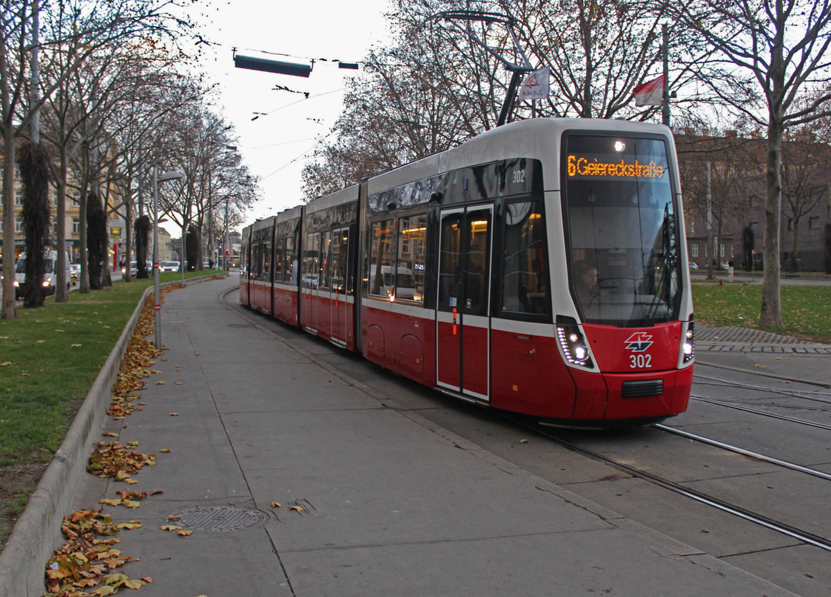 Wien Wiener Linien SL 6 (Bombardier Flexity-Wien D 302) XV, Rudolfsheim-Fünfhaus, Neubaugürtel / Westbahnhof am 30. November 2019.