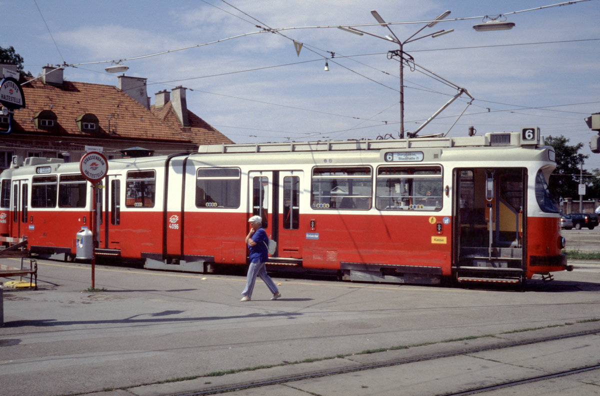 Wien Wiener Linien SL 6 (E2 4096 (SGP 1990)) XI, Simmering, Simmeringer Hauptstraße / Zentralfriedhof, 3. Tor, im Juli 2005. - Scan eines Diapositivs. Film: Kodak Ektachrome ED-3. Kamera: Leica CL.