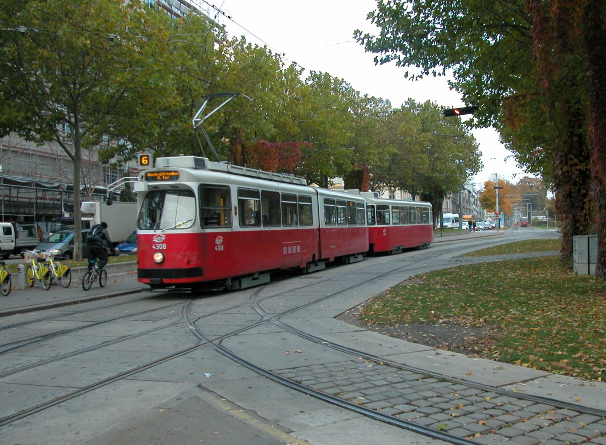 Wien Wiener Linien SL 6 (E2 4308) Neubaugürtel / Westbahnhof am 19. Oktober 2010.