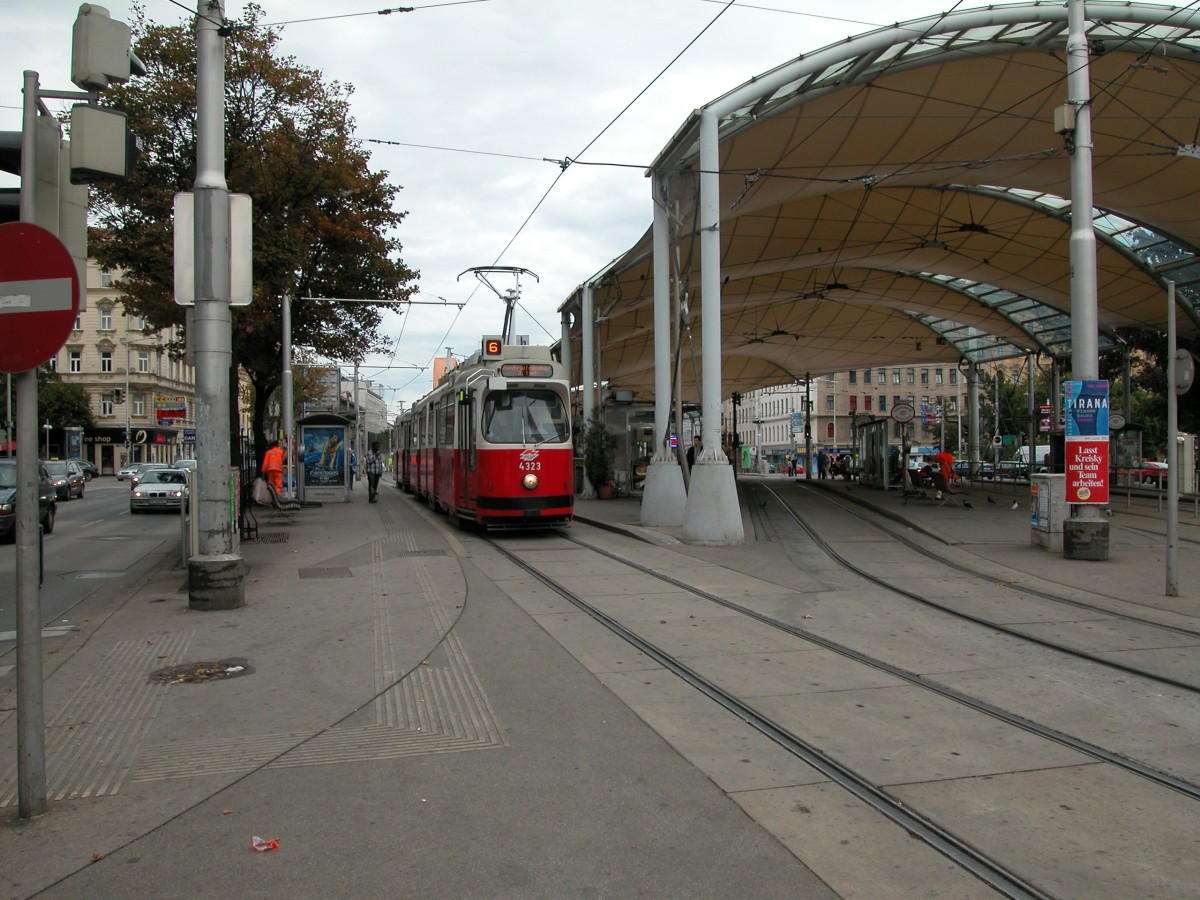 Wien Wiener Linien SL 6 (E2 4323) Neubaugürtel / Urban-Loritz-Platz am 6. August 2010.